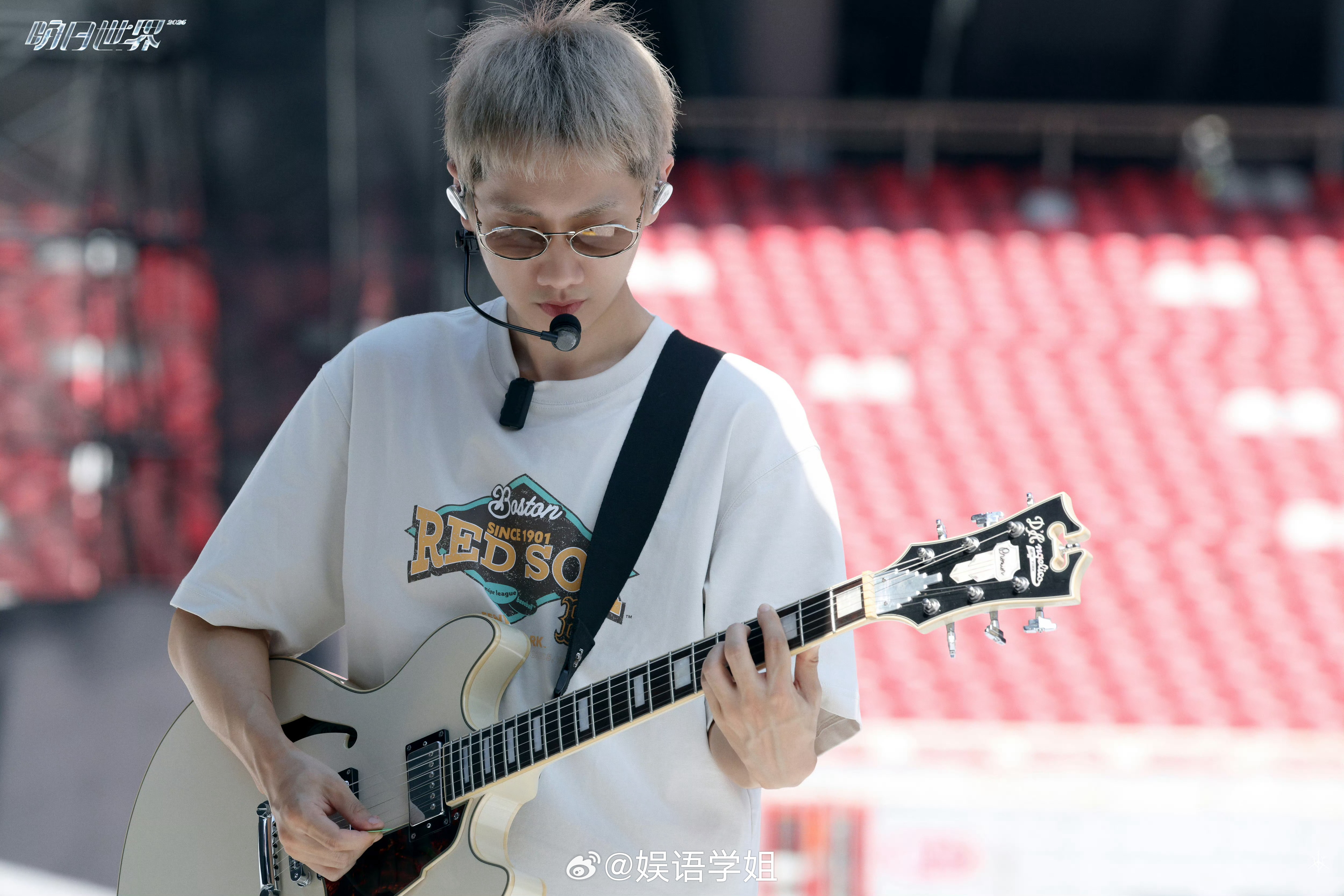 汪苏泷用玩具吉他弹生日快乐一段即兴弹奏直接出圈，汪苏泷把玩玩具吉他时，起初预判乐