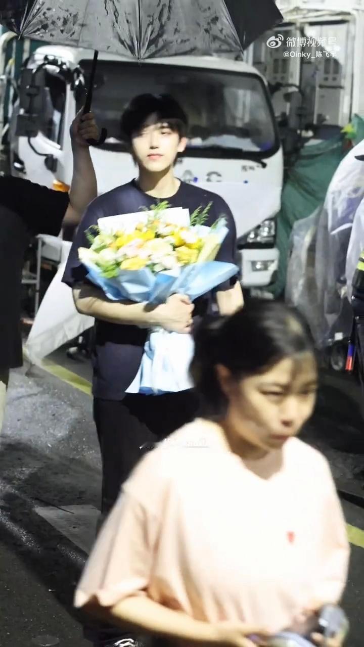 陈飞宇《见春天》今日杀青，阿瑟凌晨下班还在饭撒 