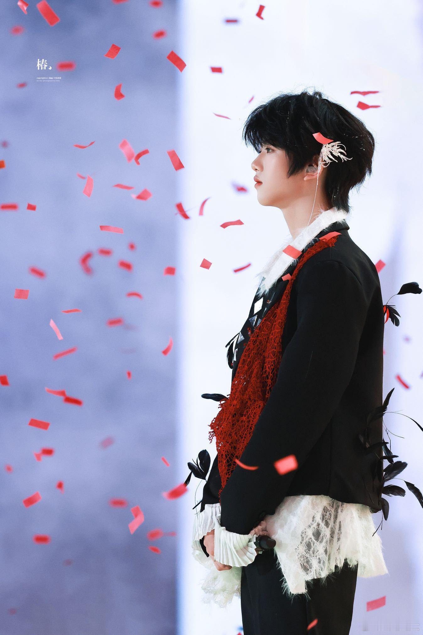 王橹杰张函瑞怎么还有节目 王橹杰张函瑞这俩也太有梗了吧！车都要开走了还忙着撒花比