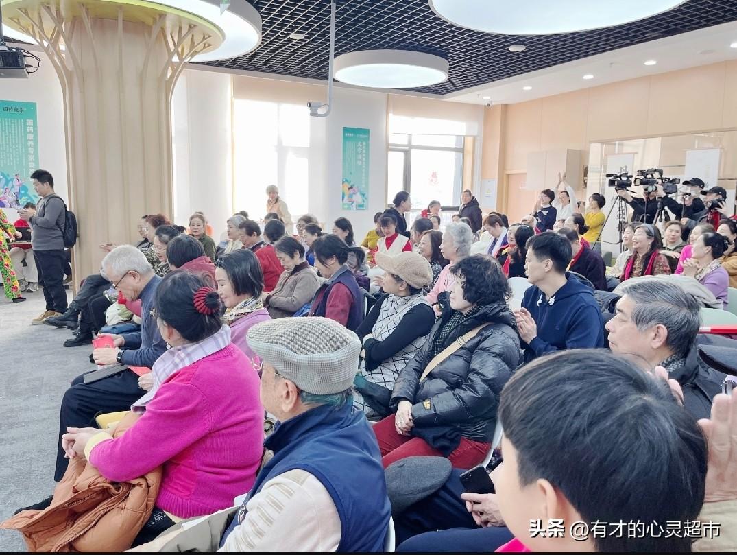 理性看待老年大学
 
      对于当下流行的老年大学，很有必要理性客观的看待