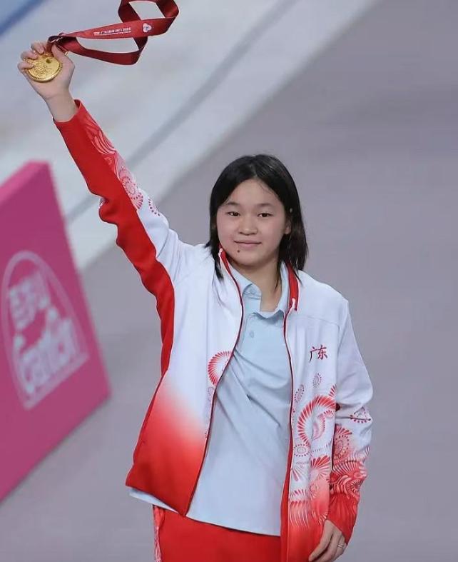 我有种预感，
全红婵的粉丝要变了，
不是变得不喜欢她了，而是大家喜欢她的原因不一