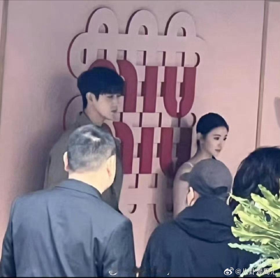 啊啊啊！陈飞宇和刘浩存同框，这画面美得不像话，他俩的颜值简直“杀疯了” 。 