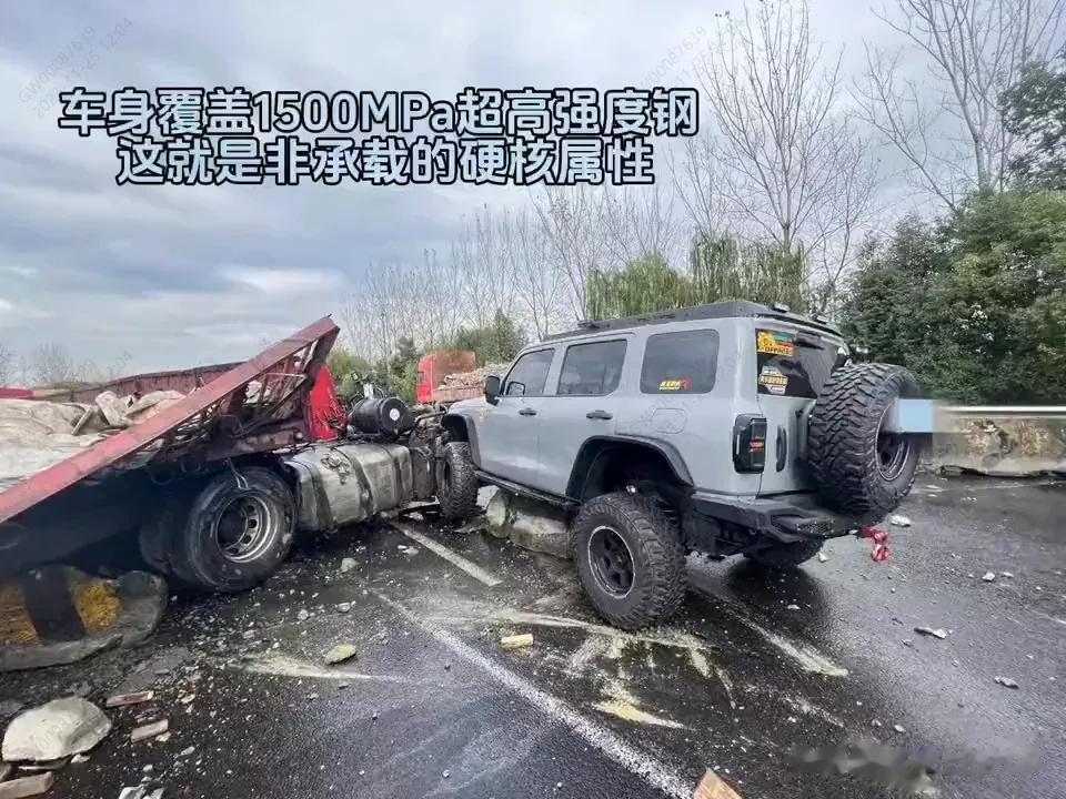 这两天又翻到了坦克300与大卡车相撞的视频，说实话现场还是触目惊心的。具体的大家