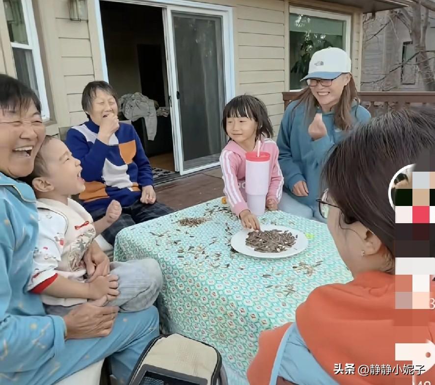 洞洞一家团聚在美国，第一次去姐姐家里，第一感觉家里没有视频里看姐姐大，吃的也非常