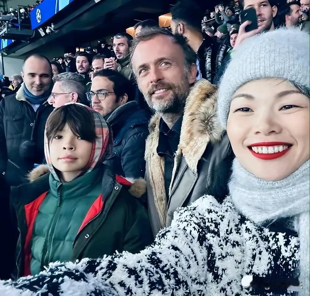 吕燕一家三口在法国老公的陪伴下庆祝新年，老公英俊潇洒，儿子非常可爱，与妈妈的相似