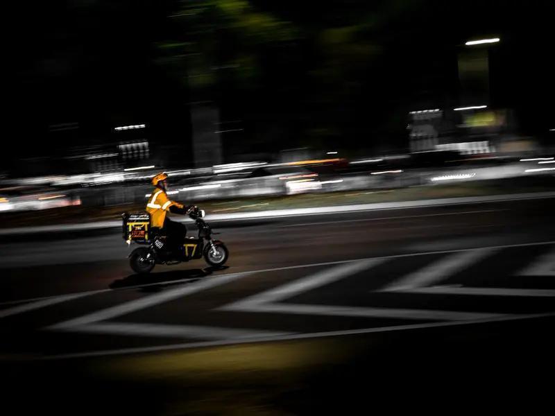 外卖骑手的电动车是否该限速，引发了较大争议。新国标规定，骑手电动车平均时速不得超