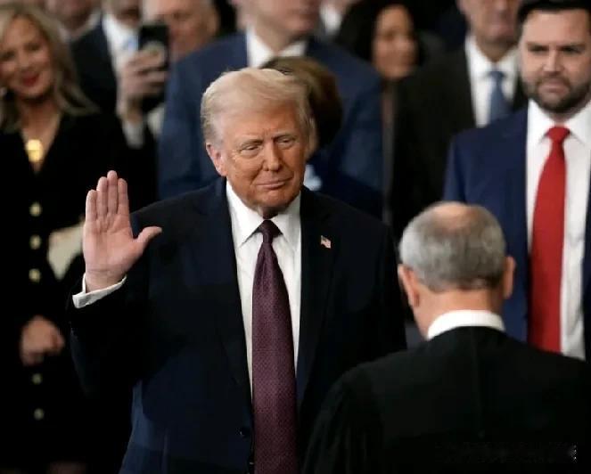 特朗普宣誓从“举手宣誓”到“X”的跨越：历史与现实的奇妙交织

在古老的美索不达