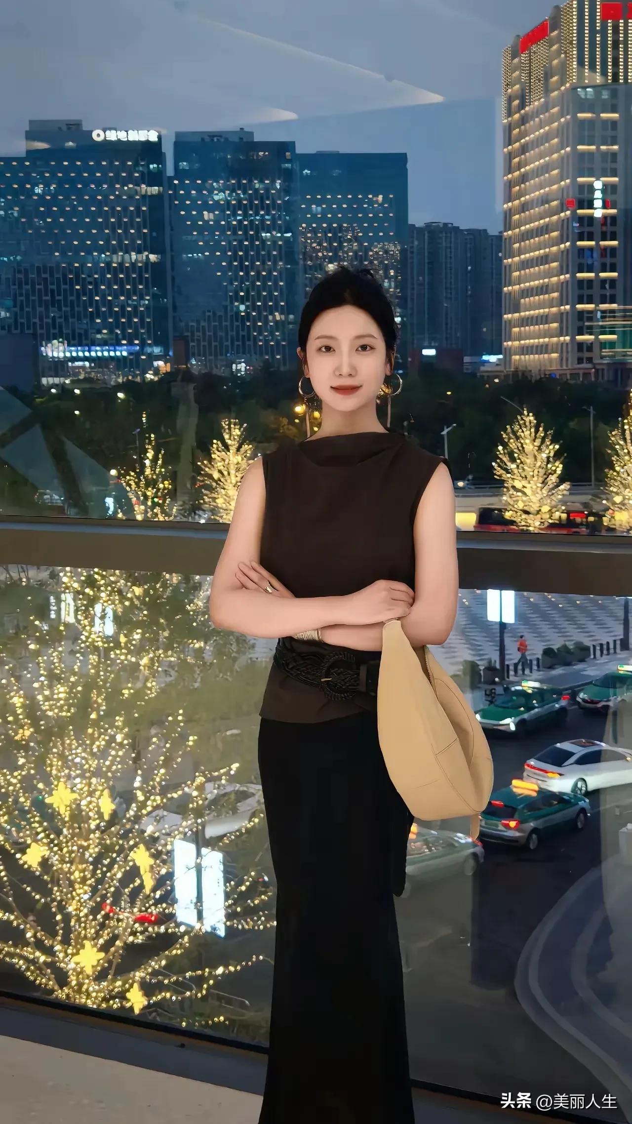 夜上海，你是个不夜城。华灯璀璨，车水马龙，歌舞升平。集中展现在其璀璨光影、海派风