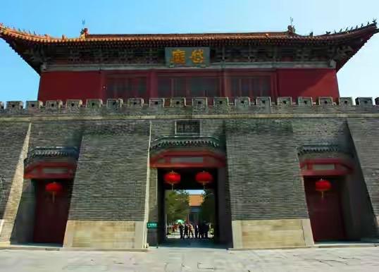 重檐庑殿顶的最高古建规制、仿皇城的完整宫城布局、殿壁上穿越千年的宋代巨幅壁画，岱