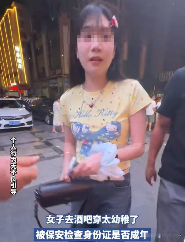女子跟男子去酒吧里玩，打扮的挺稚嫩，头戴花发夹，穿着粉短袖，看着很靓丽，走到酒吧