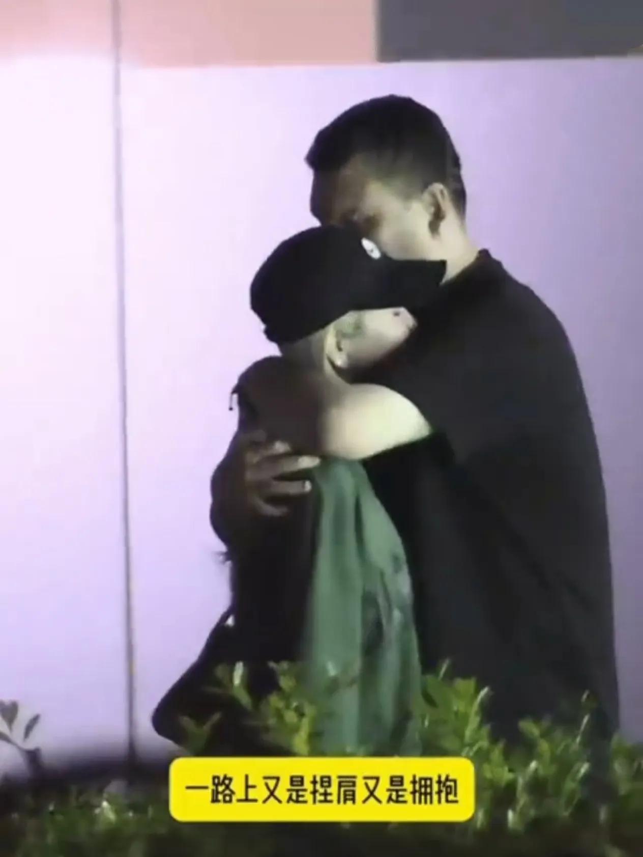 车澈当街小便惹众怒，李嘉格官宣离婚！昨天车澈被拍到与乃万聚餐后街头亲密互动，不仅