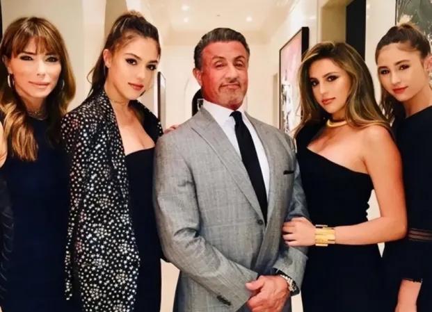 史泰龙这个举动出圈了！
 
这一次不是因为他的肌肉硬汉形象，而是他用一个障眼法，