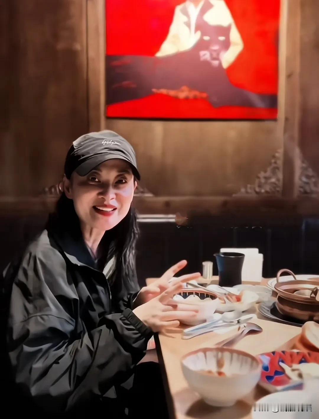 梅婷很美，气质也足够优雅，演技还非常不错，儿女双全事业有成，唯一的缺点就是不抗老