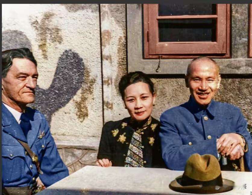 这张照片的背景选的不怎么好，不像是在室内，而实际上在室外，以这样的环境作为照片的