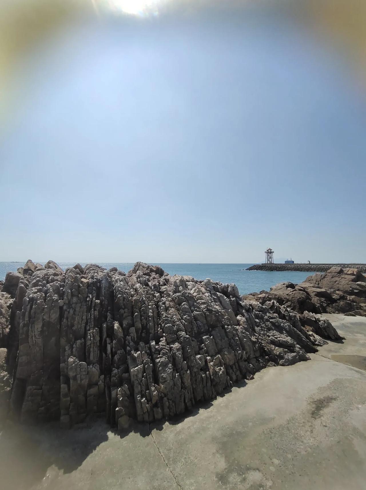 参加朋友儿子的婚礼，来的早，在海边溜达。空气清凉，景色美好。这里还特有文化气息，