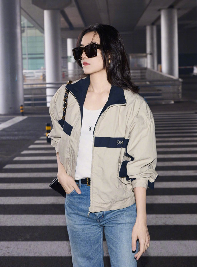 宋佳出发时装周look宋佳出发 宋佳出发时装周look，浅咖色夹克衫搭配牛仔裤，