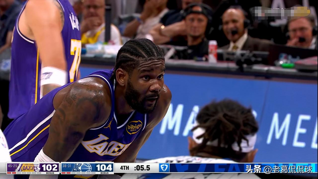 湖人当家中锋艾顿真是太拼了！在今天湖人客场以105：104力克魔术的比赛中，虽然