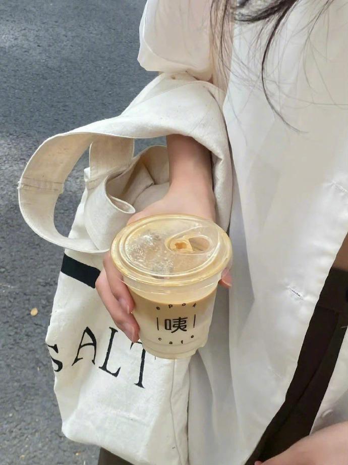 女人想要幸福，就要少一些“受迫害”思维：
男人对你好，你会想他是欣赏你、爱慕你，