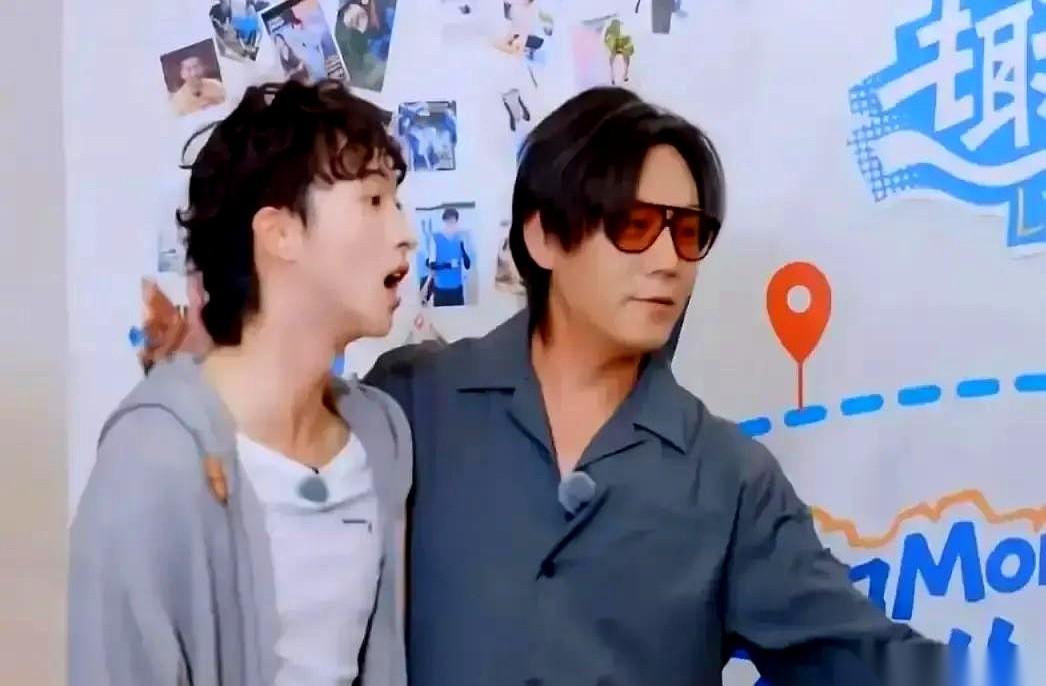 亲爹亲妈捂了十几年，宝贝得跟什么似的，连张高清正脸照都舍不得放。
结果呢？
继父