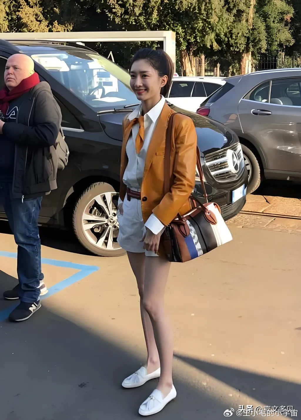 不得不承认，这位女明星就是抗冻，当别人还戴围巾时，她就光腿了。目测，她连个丝袜或