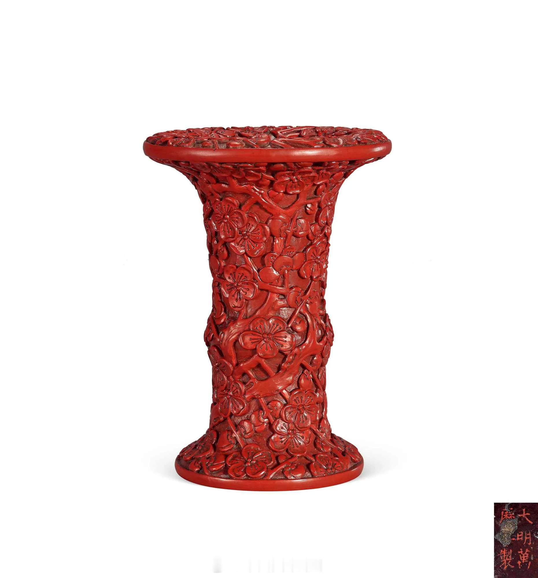 髹饰录 | 明万历 剔红梅花纹小花觚此件小花觚侈口，长颈，鼓腹，圈足外撇，追摹商