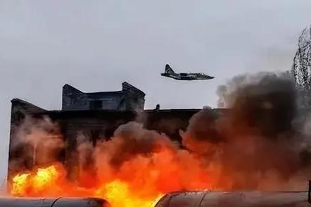 莫斯科的天空，黑了。

6月18日清晨，卡波特尼亚炼油厂的储油罐盖被炸飞上天，重