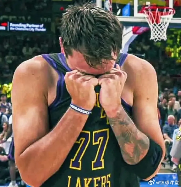 东契奇的腿筋拉伤：一级拉伤：10天左右二级拉伤：30天左右三级拉伤：3-6个月东