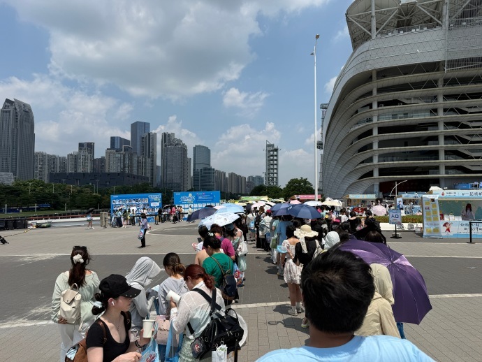 侯明昊跪下给粉丝逆应援 一跪是尊重，一礼是回馈，他把粉丝的每一份心意都放在心上。