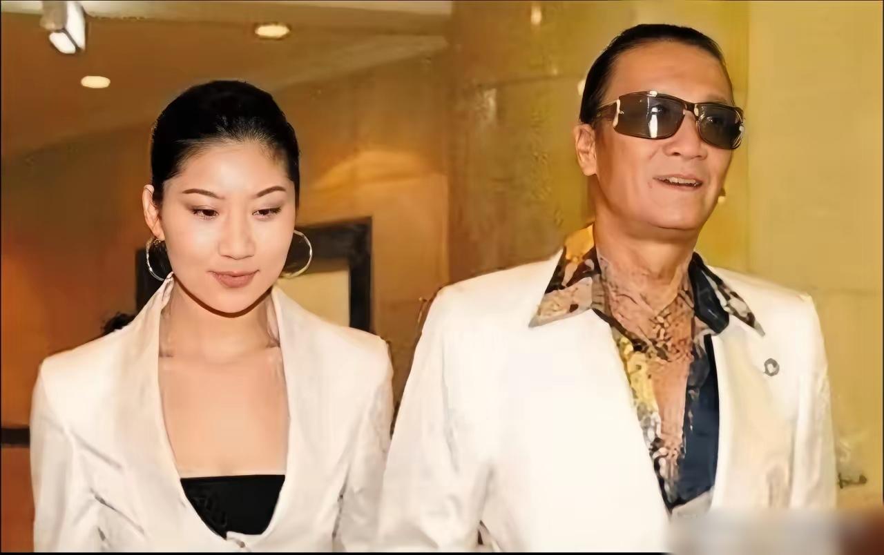 2026年，主持人问Coco:“如果谢贤没钱，你还会爱上他吗？”Coco说:“他
