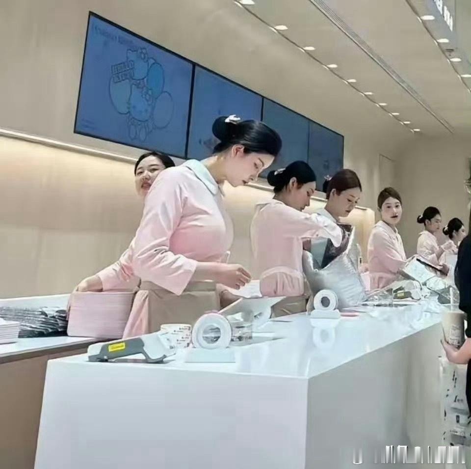 每次路过好利来，都会忍不住觉得，里面的员工是真的都好漂亮。 