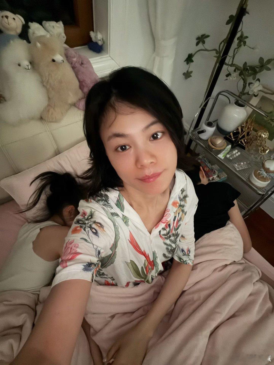 昨天刚说土豆现在老嫌弃我们了，这一两年打死都不会再和我们一起睡。结果今天一大早，