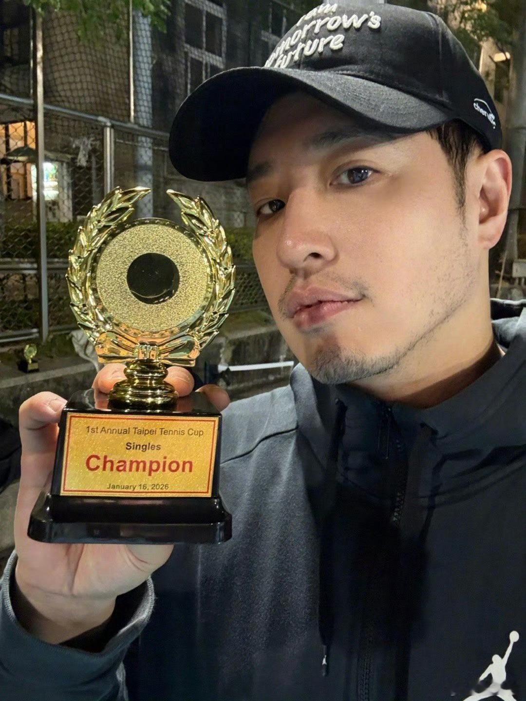 周杰伦潘玮柏一起打网球周杰伦潘玮柏网球场自拍 周杰伦潘玮柏网球场自拍，两个网球界