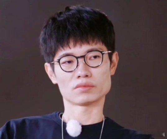 李行亮梦女  姐妹 再怎么样 李行亮也是个已婚少男啊！这饭不兴吃啊！你们真的会喜
