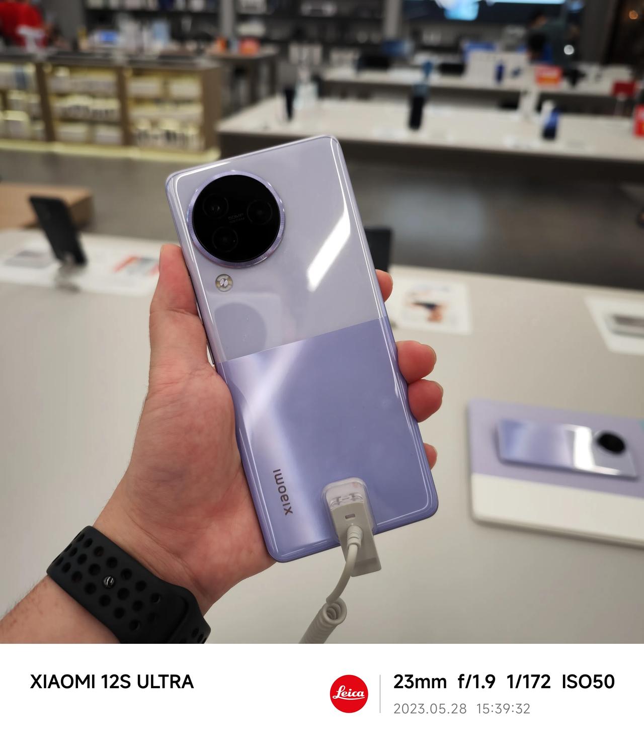 【小米Civi3看了】
很轻薄但是塑料中框
自拍很强是真的有点惊艳
【OPPO 