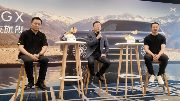 【小鹏高管回应特斯拉监督版FSD入华何小鹏回应被吐槽不务正业】5月21日，自动驾