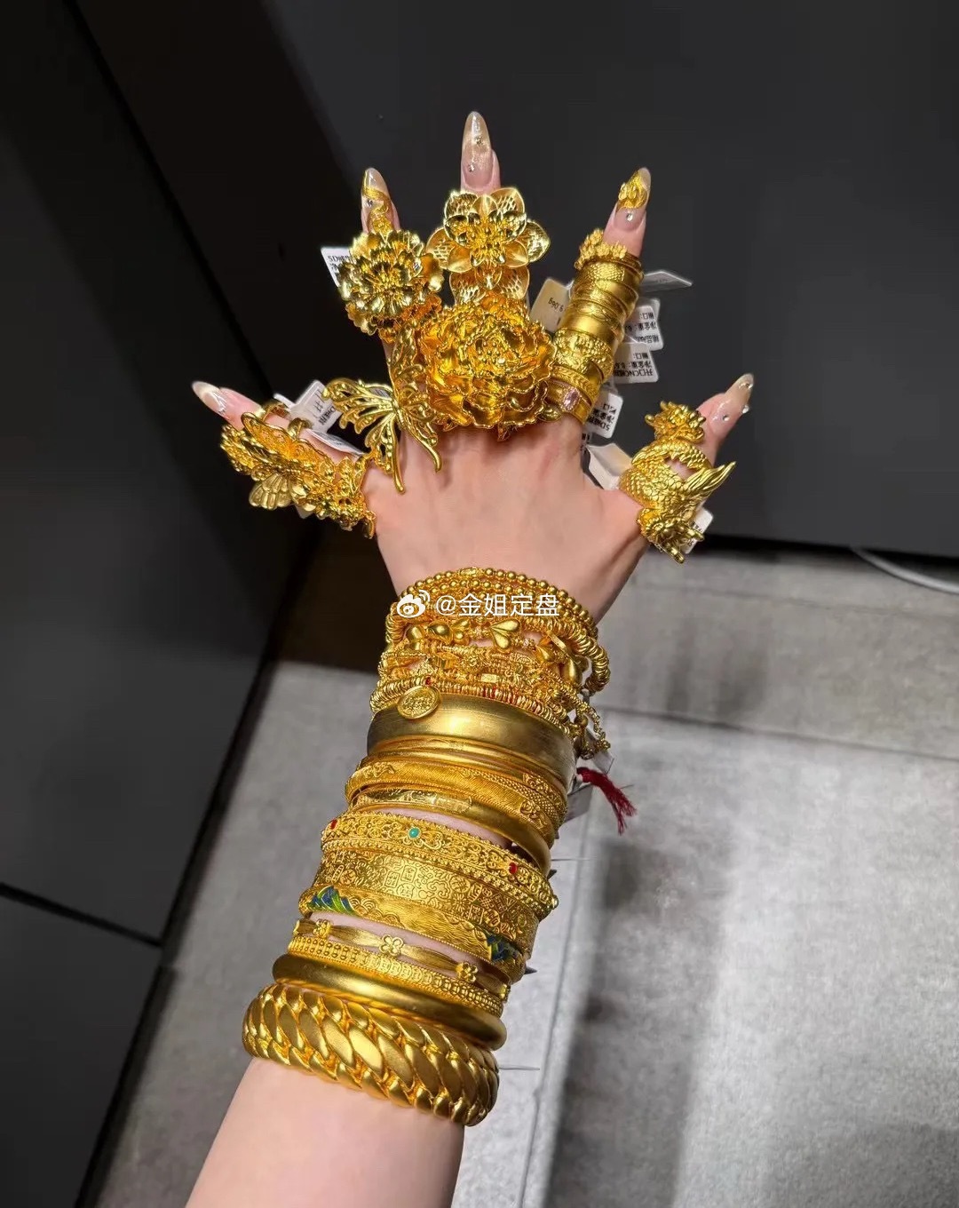 金饰克价反弹了金饰克价反弹了短期金价迎来一波技术性反弹，但千万别把反弹当成趋势反