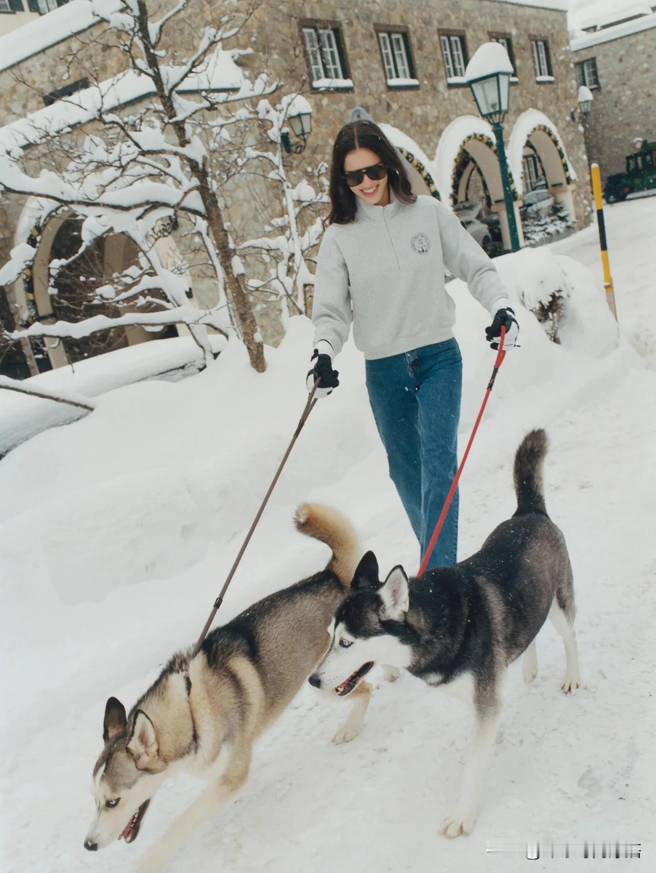 𝐒𝐩𝐨𝐫𝐭𝐲 & 𝐑𝐢𝐜𝐡 滑雪服系列 🐶 取景于圣莫里茨