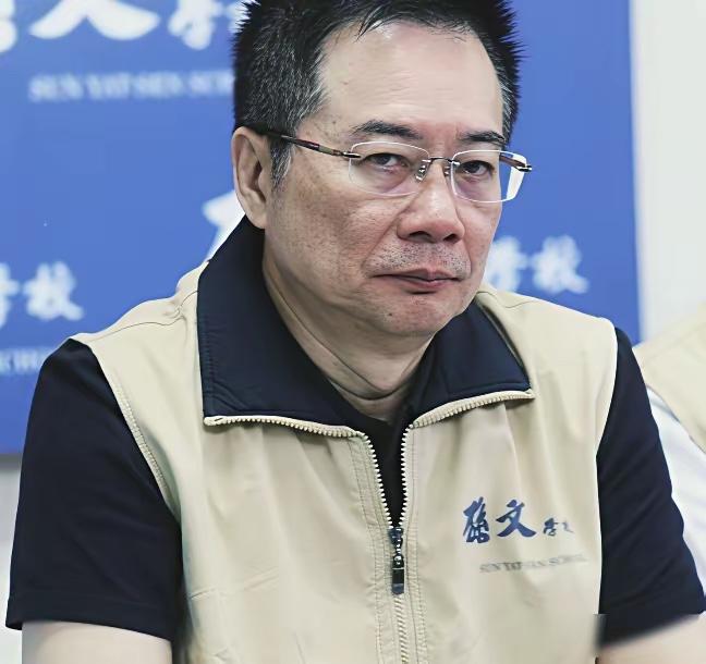 73岁入监19天白了头，水泥地睡出皮肤病，司法为何只盯他一人

​2026年3月