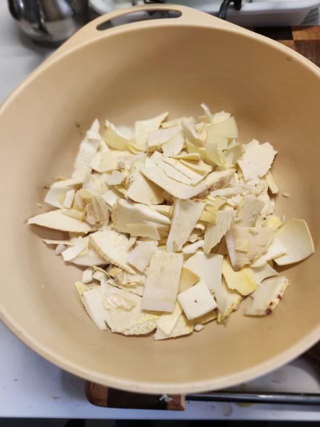 春天养肝常吃甘类食物，能舒肝理气！
甘类食物如、竹笋、山药都是其中最常见的食材，