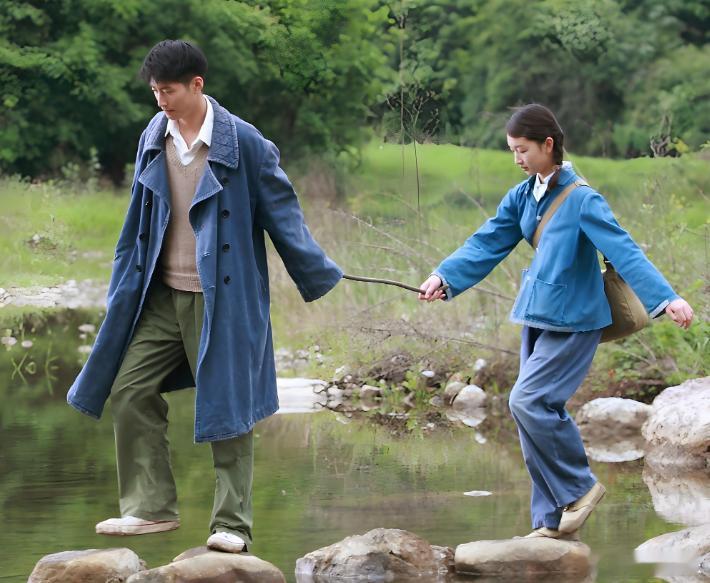 但周冬雨从演艺圈进军时尚圈其实很吃力，因为个子矮小，身材瘦小，要走红毯，要参加活