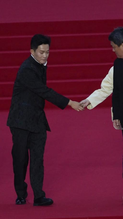 杨志刚红毯捡垃圾引赞，细节见素养
 
第十一届文荣奖红毯上，杨志刚身着礼服前行时