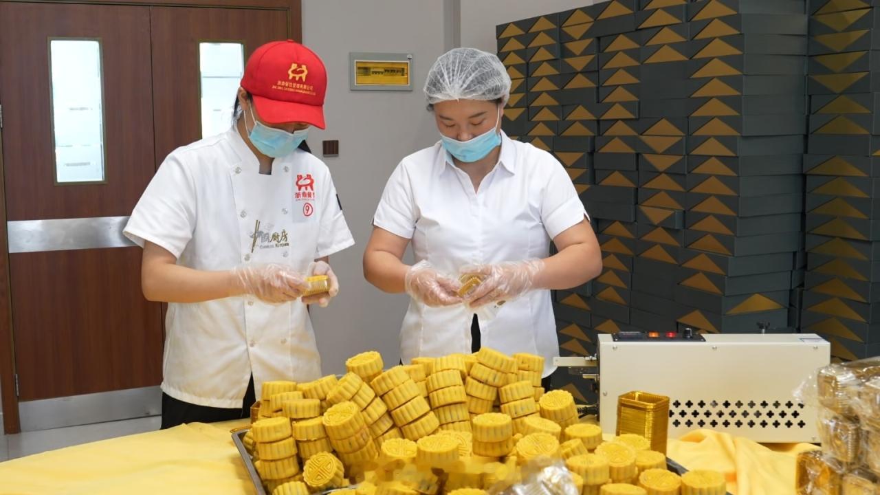丽水青田推出中医药膳月饼把团圆包进养生里 中秋节临近，丽水青田县人民医院推出四款