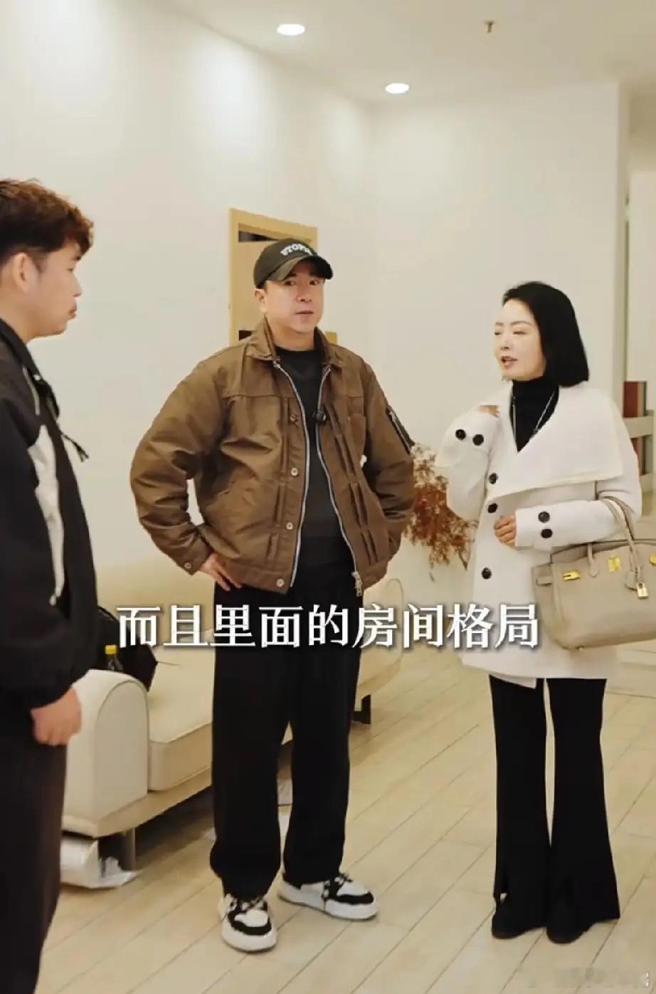 王中磊跟媳妇王晓蓉去订艾灸馆的选址，王晓蓉想要创业开艾灸馆，他也支持了，还跟着一