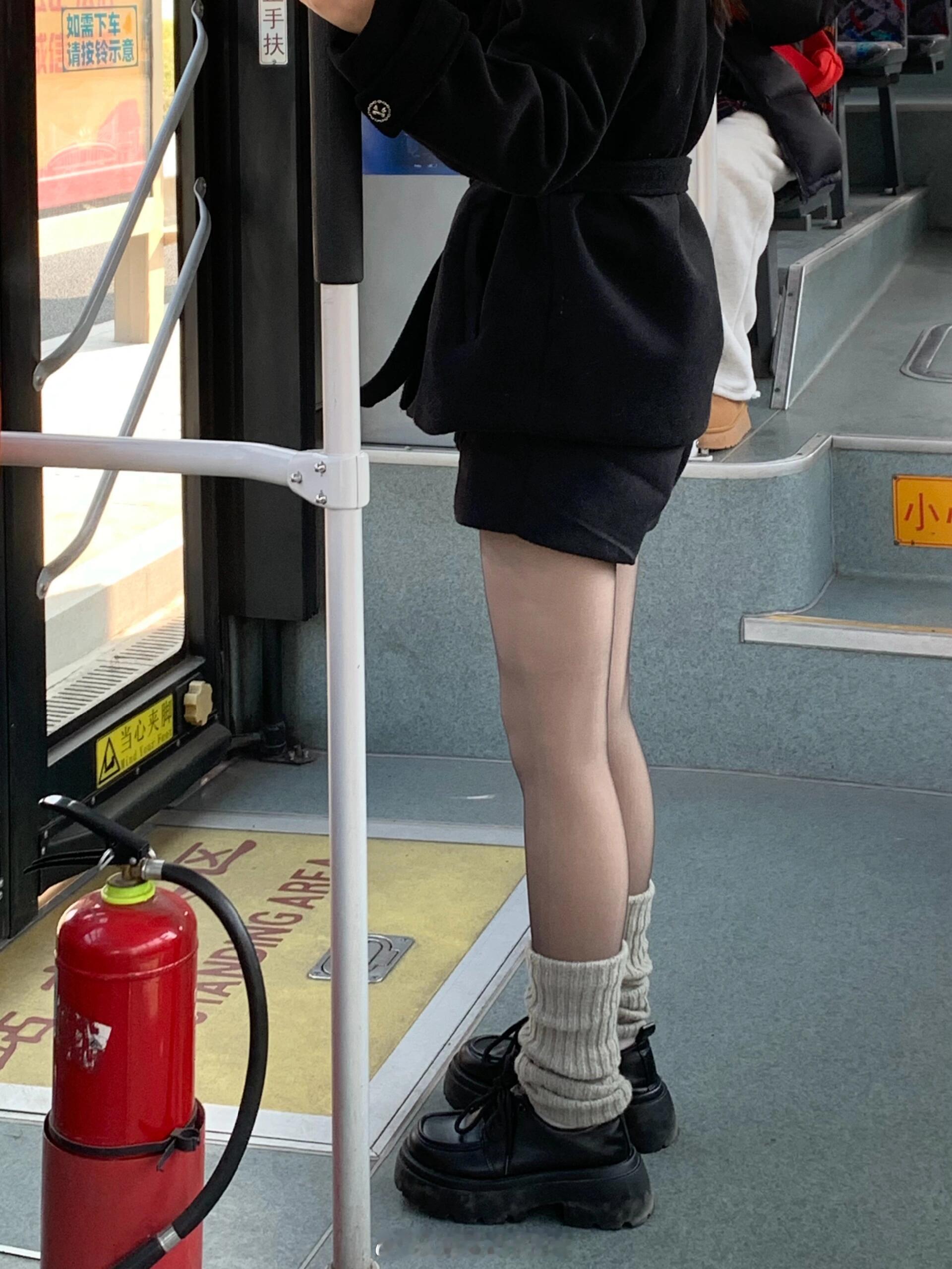 疯了，坐公交车看到的。。申遗！！一眼就看中了这姐妹的加绒黑丝，自己阅加绒黑丝无数