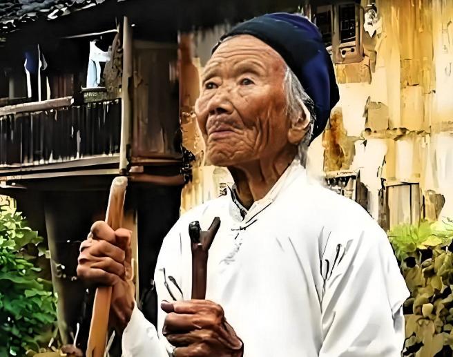 1928年除夕，18岁的池煜华和15岁的小丈夫圆了房，新婚才3天，丈夫就离家去打