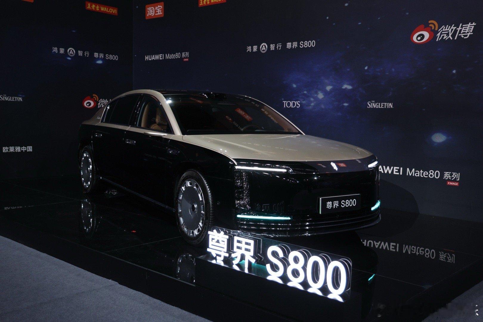 卢昱晓的头饰误伤王玉雯这组合带来了一种奇妙的和谐感。卢昱晓身上那种干净纯粹的特质