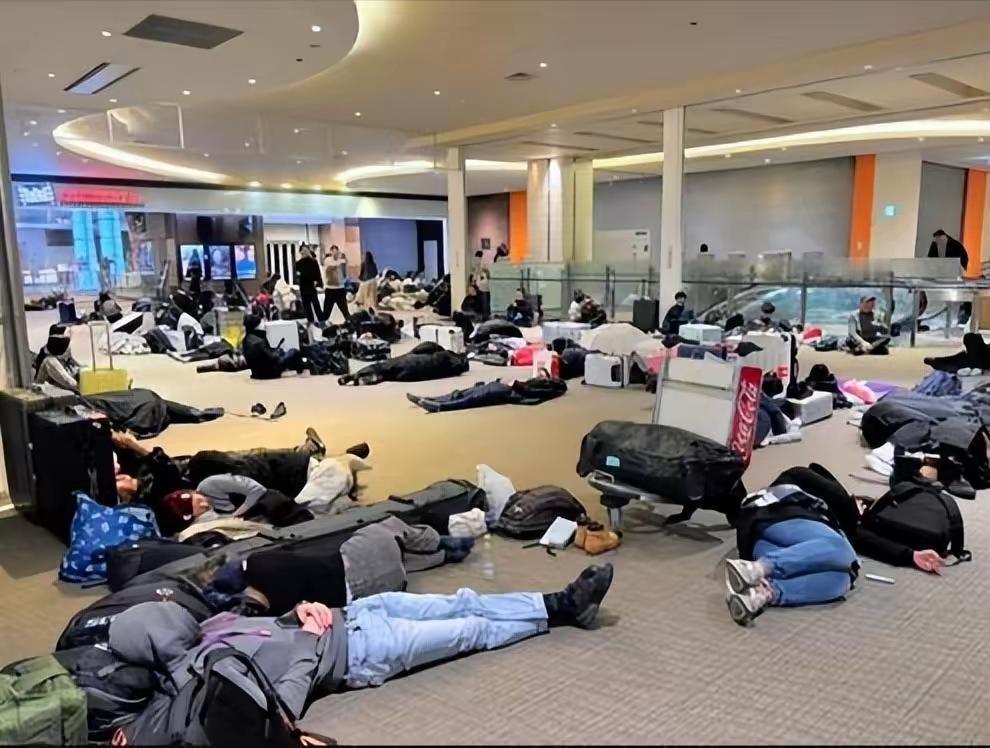 非要去日本，被困机场又要求祖国包机来接。

虽然最近国家一再强调避免前往日本，但