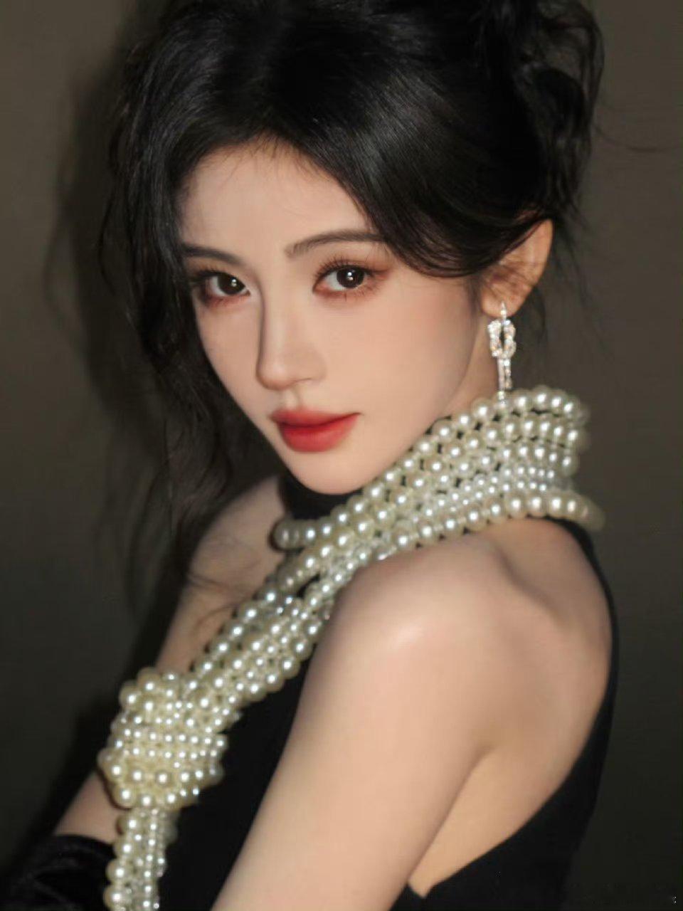 鞠婧祎黑丝绒妆容鞠婧祎星光大赏花絮图鞠婧祎黑丝绒妆容，好美，