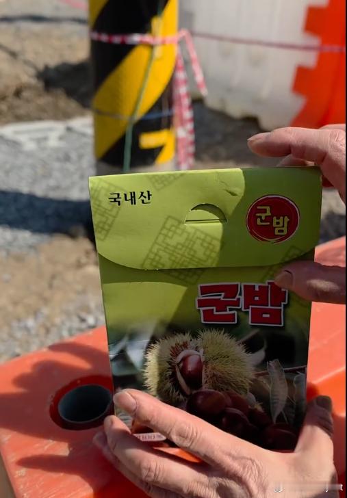 韩国梅花节再曝宰客乱象 女游客买烤栗子竟收到石头海外新鲜事 韩国景区再曝宰客争议