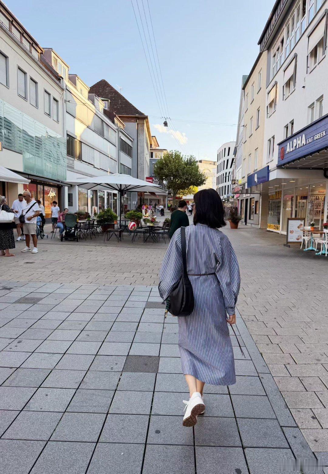 今天打算去市区买点药，结果出去得有点晚，马上就要 7 点了。市中心的两个药店，一